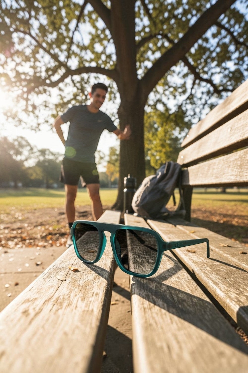 Óculos de sol esportivos SPORTBR Goodr Lava Lamp Oracle verdes com lentes polarizadas em banco de parque ao ar livre