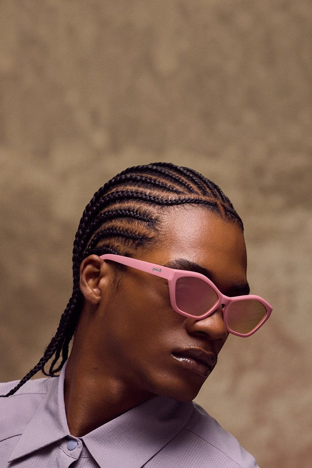 Modelo usando óculos de sol SPORTBR Goodr Bubblegum Socialite rosa com lentes espelhadas e armação Deco G.