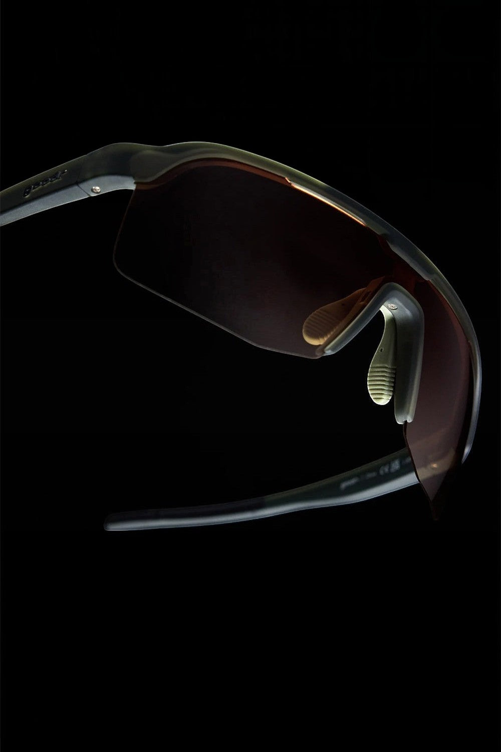 Óculos de sol SPORTBR Goodr verde com lentes âmbar polarizadas, design esportivo leve para corrida.