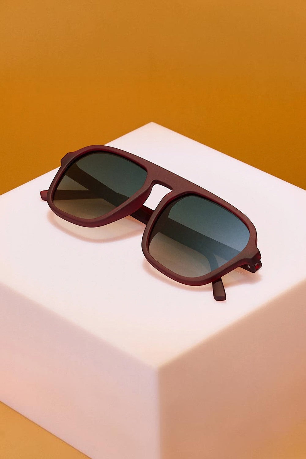 Óculos de sol SPORTBR Goodr Conversation Pit com armação vinho fosca e lentes verdes polarizadas estilo retrô.