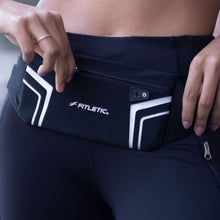 Pochete preta Fitletic Blitz com detalhes refletivos brancos, ideal para corrida e uso diário.