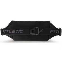 Pochete preta Fitletic Blitz para corrida, com logo e fecho ajustável. Ideal para carregar celular e itens essenciais.