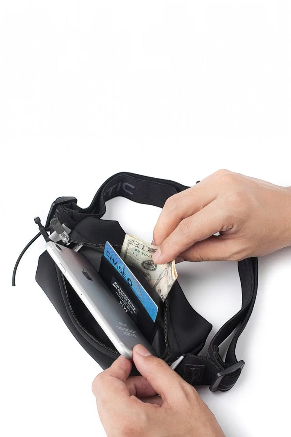 Pochete de corrida SPORTBR Neo Racing azul em neoprene com celular, cartões e dinheiro sendo guardados no bolso
