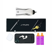 Pochete preta Fitletic 360 Plus com detalhes refletivos, bolso expansível, porta-chaves, porta-número, garrafa de hidratação, celular e géis de energia.