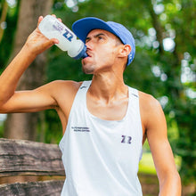 SPORTBR Pote Saltz 500 Z2 300g sabor água de coco, homem bebendo de uma garrafa.