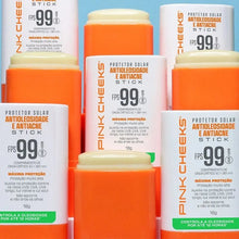 Protetor solar facial em bastão Pink Cheeks FPS 99, antioleosidade e antiacne, com toque seco e acabamento matte.