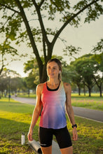 Mulher usando regata de corrida SPORTBR AirMesh colorida com degradê em parque durante o dia.