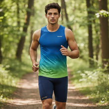 Homem correndo em trilha usando regata SPORTBR AirMesh azul degradê com tecido respirável e bermuda esportiva