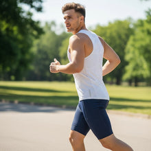 Homem correndo ao ar livre vestindo regata branca de corrida SPORTBR AirMesh com tecido respirável e leve