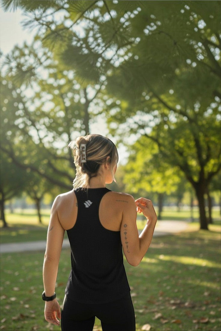 Regata de corrida feminina preta SPORTBR com design nadador, tecido AirMesh respirável e detalhes refletivos.