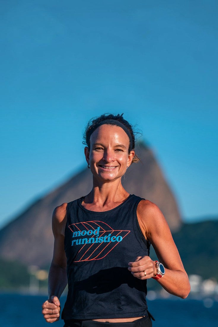 Mulher correndo ao ar livre usando regata cropped preta SPORTBR com estampa Mood Runnistico e tecido tecnológico