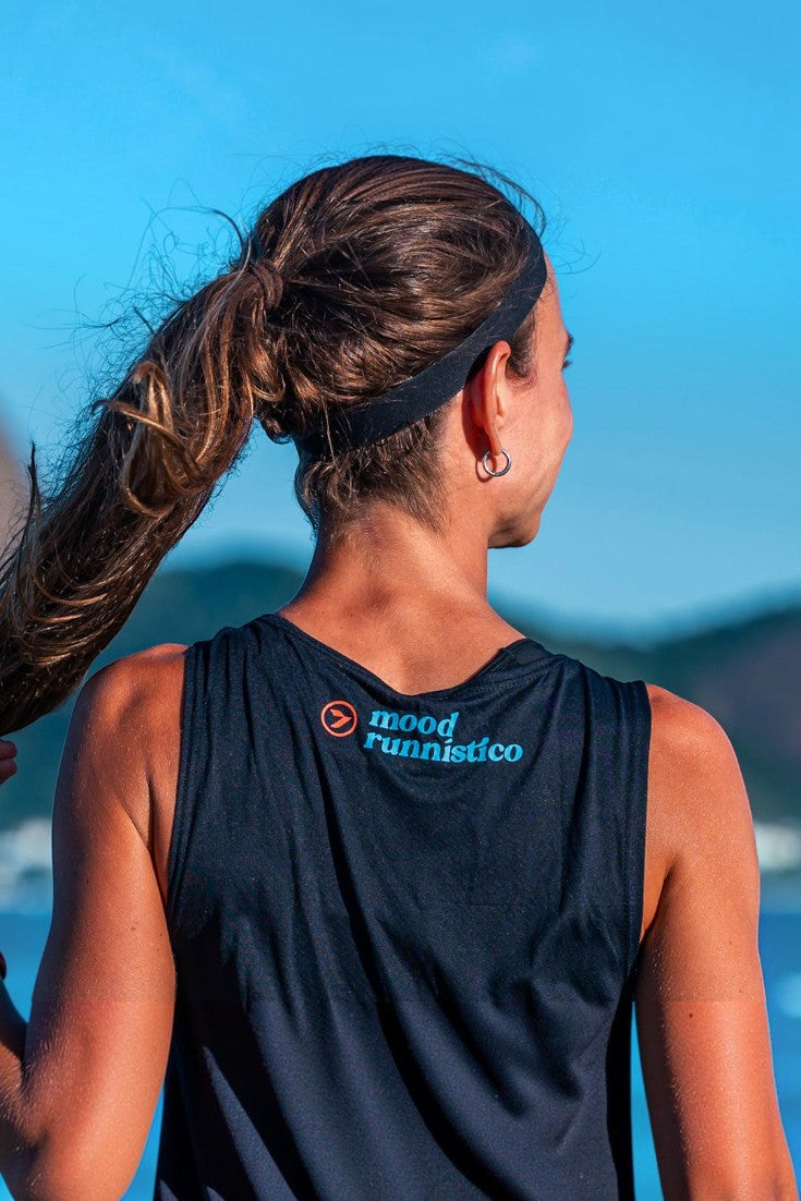 Regata cropped preta SPORTBR de poliamida com estampa nas costas, ideal para corrida ao ar livre.