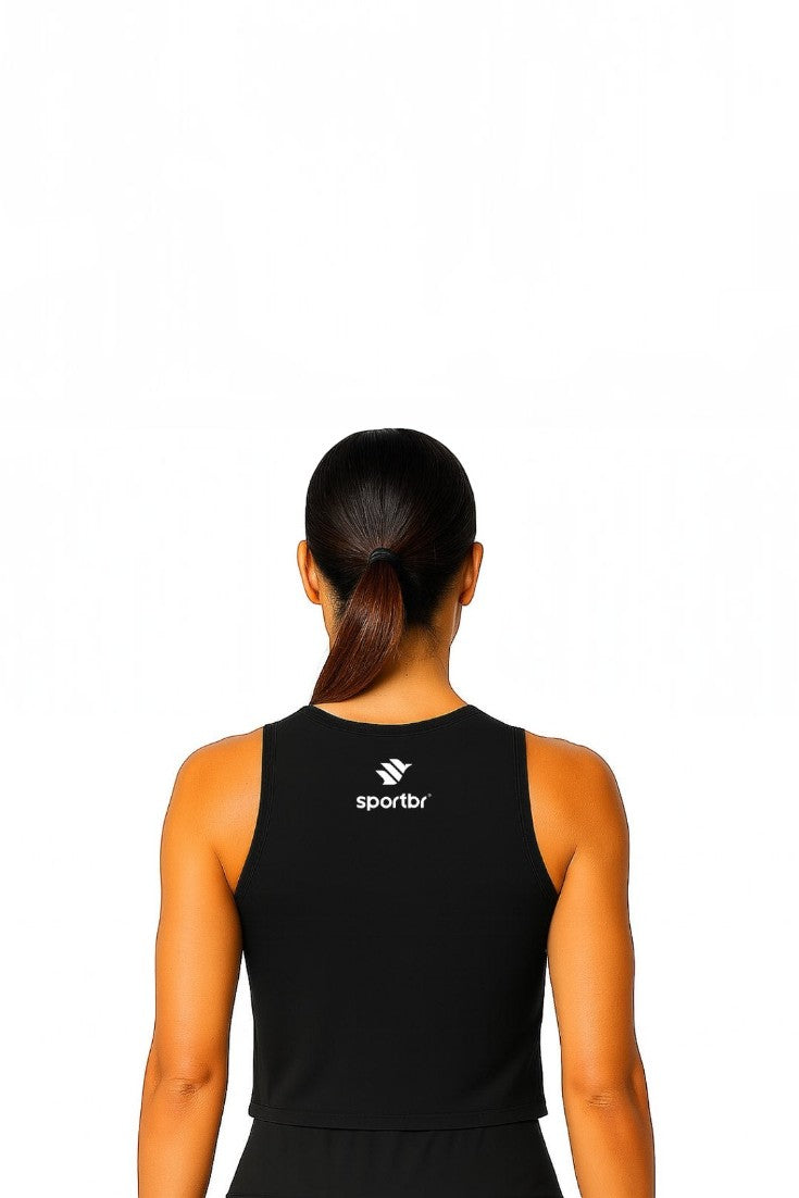 Vista traseira de modelo usando regata cropped preta SPORTBR em poliamida respirável com logo estampado nas costas