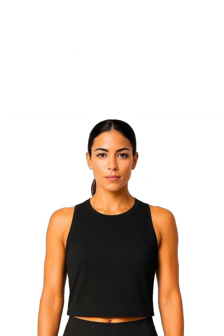 Modelo vestindo regata cropped preta SPORTBR em poliamida respirável com proteção solar para treinos de alta performance