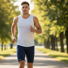 Homem correndo em parque usando regata branca SPORTBR AirMesh de tecido leve e respirável para performance esportiva