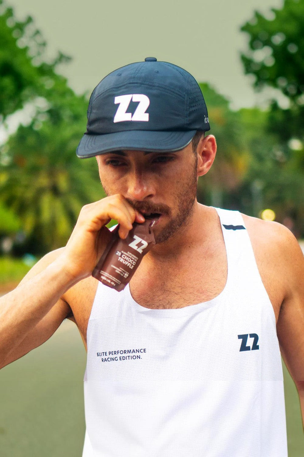 Atleta SPORTBR consome sachê de gel de carboidrato Z2 sabor Choco Truffle durante treino ao ar livre