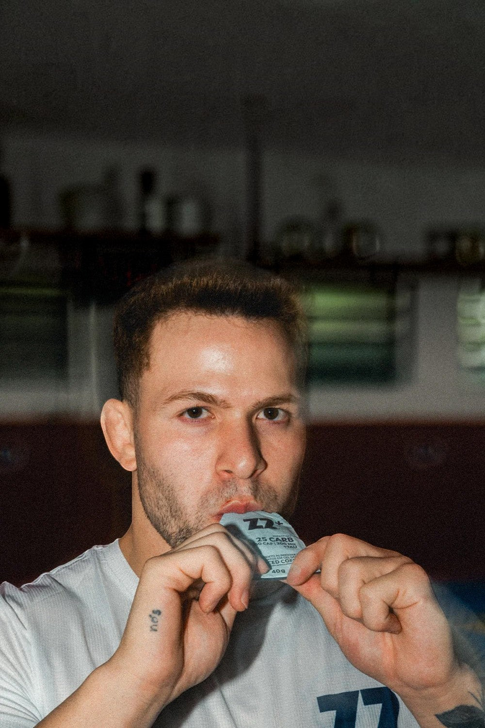 Atleta SPORTBR consumindo sachê de gel de carboidrato Z2+ sabor Iced Coffee para performance esportiva