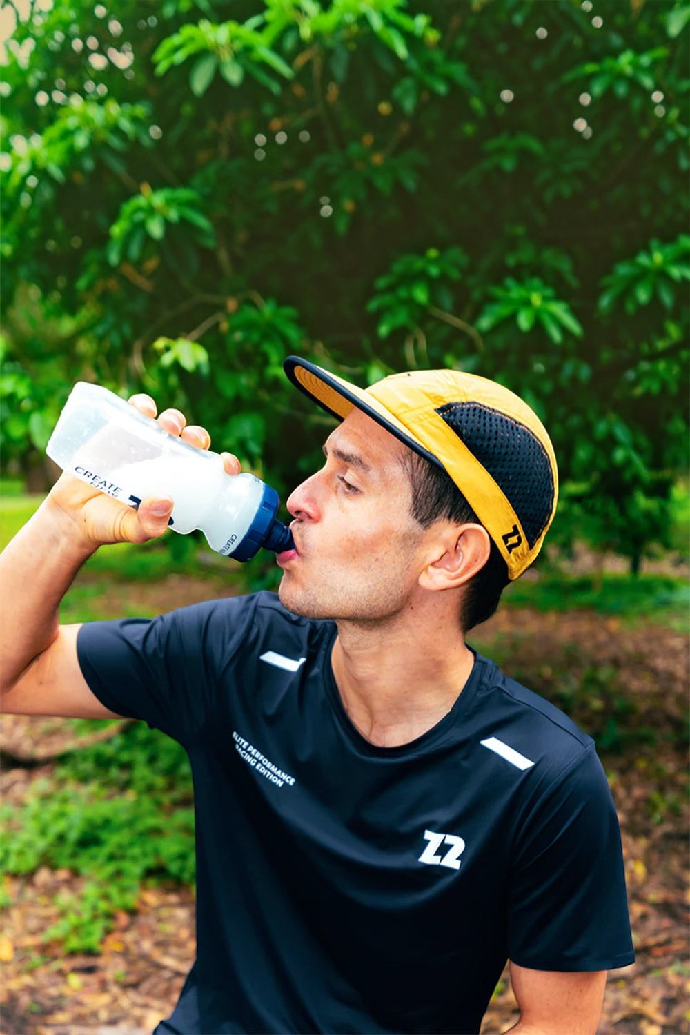 Atleta SPORTBR bebendo repositor eletrolítico Saltz 1000 Z2 sabor pitaya em garrafa esportiva ao ar livre