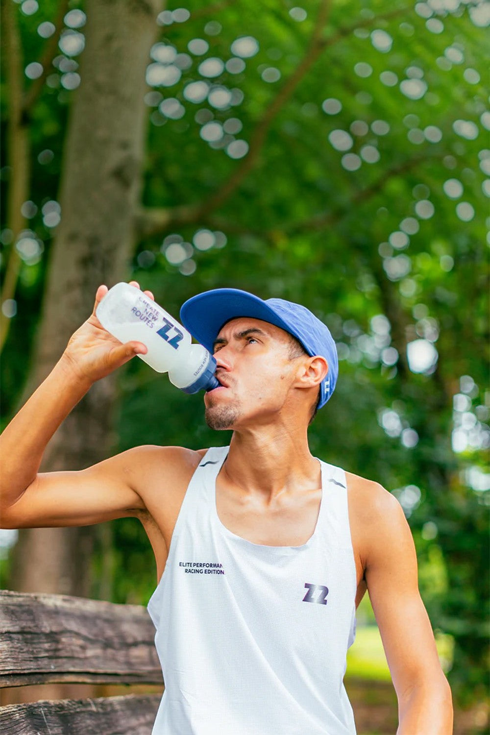 Atleta SPORTBR bebendo isotônico Saltz 500 Z2 sabor água de coco em garrafa esportiva durante treino ao ar livre