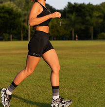 Shorts de compressão feminino SPORTBR preto, com 6 bolsos, ideal para corrida e treino.