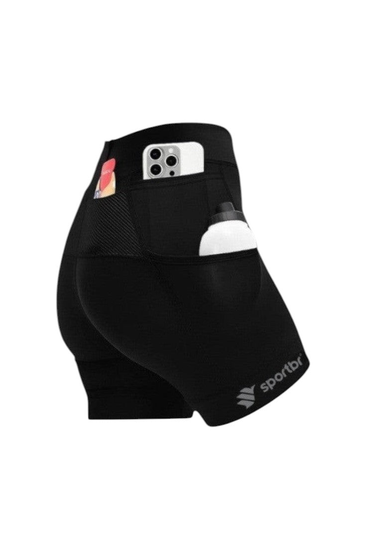 Shorts de compressão feminino preto SPORTBR com bolsos laterais e traseiros carregando celular e garrafa de água