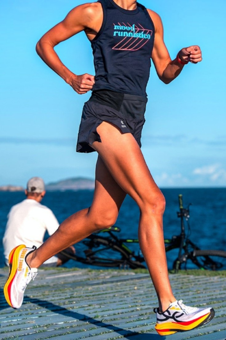 Corredora usando shorts esportivo preto SPORTBR com modelagem soltinha e tecido leve durante treino ao ar livre