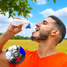 Homem bebendo água de squeeze Fitletic 360ml com bico de fluxo rápido, ideal para corrida.