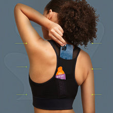 Modelo vestindo top esportivo preto SPORTBR com design nadador e bolso traseiro para celular e sachê de suplemento.