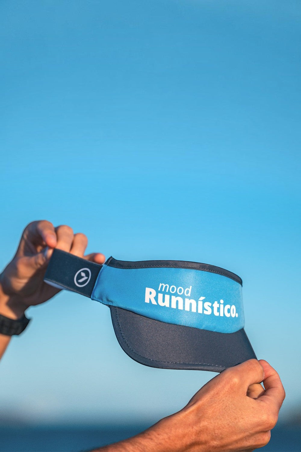 Viseira SPORTBR azul com elástico, forro dry e estampa Mood Runnístico, ideal para corrida ao ar livre.