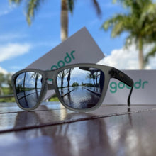 Óculos de sol cinza unissex com armação quadrada e lente cinza espelhada, polarizada com proteção UV400. O acessório é leve, confortável e não escorrega ou pula no rosto ao realizar esportes.