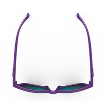 Óculos de sol roxo unissex com armação quadrada e lente verde espelhada, polarizada com proteção UV400. O acessório é leve, confortável e não escorrega ou pula no rosto ao realizar esportes.