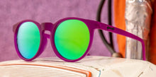 Óculos de sol roxo unissex com armação redonda e lente verde espelhada, polarizada com proteção UV400. O acessório é leve, confortável e não escorrega ou pula no rosto ao realizar esportes.