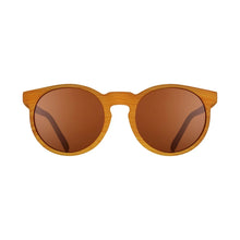 Óculos de sol caramelo unissex com armação redonda e lente marrom não refletiva, polarizada com proteção UV400. O acessório é leve, confortável e não escorrega ou pula no rosto ao realizar esportes.