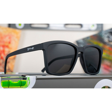 Óculos de sol preto unissex com armação quadrada para rosto pequeno e lente preta não refletiva, polarizada com proteção UV400. O acessório é leve, confortável e não escorrega ou pula no rosto ao realizar esportes.