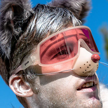Óculos de sol transparente unissex com armação máscara e lente única rosa não refletiva, polarizada com proteção UV400. O acessório é leve, confortável e não escorrega ou pula no rosto ao realizar esportes.