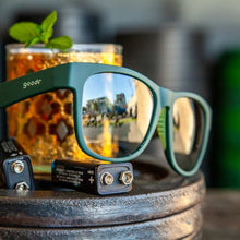 Óculos de sol verde oliva unissex com armação quadrada para rosto grande e lente verde oliva não refletiva, polarizada com proteção UV400. O acessório é leve, confortável e não escorrega ou pula no rosto ao realizar esportes.