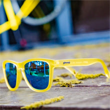 Óculos de sol amarelo unissex com armação quadrada e lente azul espelhada, polarizada com proteção UV400. O acessório é leve, confortável e não escorrega ou pula no rosto ao realizar esportes.