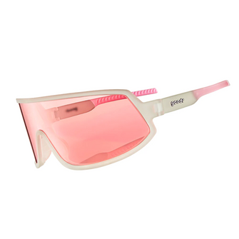 Óculos de sol transparente unissex com armação máscara e lente única rosa não refletiva, polarizada com proteção UV400. O acessório é leve, confortável e não escorrega ou pula no rosto ao realizar esportes.