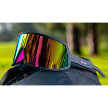 Óculos de sol preto unissex com armação máscara e lente única rosa espelhada, polarizada com proteção UV400. O acessório é leve, confortável e não escorrega ou pula no rosto ao realizar esportes.