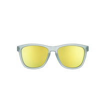 Óculos de sol verde unissex com armação quadrada e lente amarela espelhada, polarizada com proteção UV400. O acessório é leve, confortável e não escorrega ou pula no rosto ao realizar esportes.