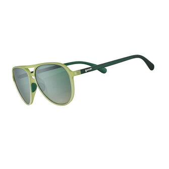 Óculos de sol verde unissex com armação aviador e lente verde não refletiva, polarizada com proteção UV400. O acessório é leve, confortável e não escorrega ou pula no rosto ao realizar esportes.