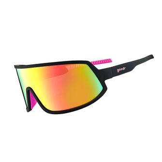 Óculos de sol preto unissex com armação máscara e lente única rosa espelhada, polarizada com proteção UV400. O acessório é leve, confortável e não escorrega ou pula no rosto ao realizar esportes.