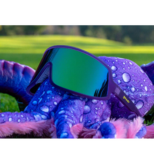 Óculos de sol roxo unissex com armação máscara e lente única verde espelhada, polarizada com proteção UV400. O acessório é leve, confortável e não escorrega ou pula no rosto ao realizar esportes.