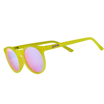 Óculos de sol amarelo unissex com armação redonda e lente rosa não refletiva, polarizada com proteção UV400. O acessório é leve, confortável e não escorrega ou pula no rosto ao realizar esportes.