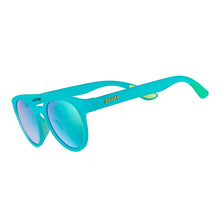 Óculos de sol azul unissex com armação redonda e lente azul espelhada, polarizada com proteção UV400. O acessório é leve, confortável e não escorrega ou pula no rosto ao realizar esportes.