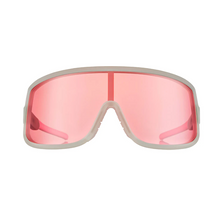 Óculos de sol transparente unissex com armação máscara e lente única rosa não refletiva, polarizada com proteção UV400. O acessório é leve, confortável e não escorrega ou pula no rosto ao realizar esportes.