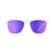 Óculos de sol branco unissex com armação quadrada e lente roxa espelhada, polarizada com proteção UV400. O acessório é leve, confortável e não escorrega ou pula no rosto ao realizar esportes.
