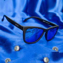 Óculos de sol preto unissex com armação quadrada e lente azul espelhada, polarizada com proteção UV400. O acessório é leve, confortável e não escorrega ou pula no rosto ao realizar esportes.