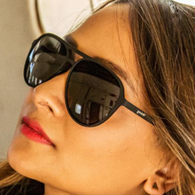 Óculos de sol preto unissex com armação aviador e lente preta não espelhada, polarizada com proteção UV400. O acessório é leve, confortável e não escorrega ou pula no rosto ao realizar esportes.