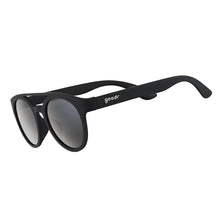 Óculos de sol preto unissex com armação redonda e lente preta não refletiva, polarizada com proteção UV400. O acessório é leve, confortável e não escorrega ou pula no rosto ao realizar esportes.